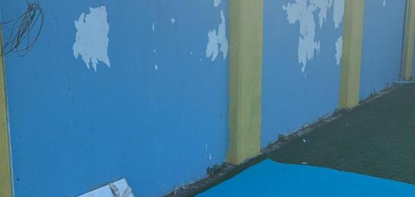 Het verven van de muren van de arena