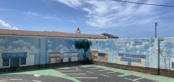 Het construeren van een afdak op het speelterrein.