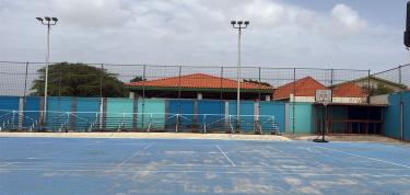 Drecha e club su tribuna