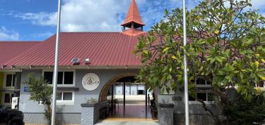 Plantenbakken opknappen en afval tegen gaan