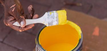 Het verven van de muren van di arena